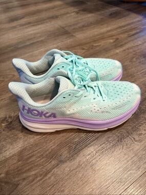 Hoka Clifton 9 Sneakers Women's size 10.5 D / Men’s 9 in Ocean Lilac Mist